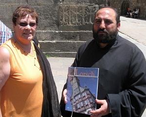 Die Vorsitzende des Partnerschaftsvereines Lorsch überreicht dem Abt vom Kloster Geghard, Father Ghevond, ein Gastgeschenk